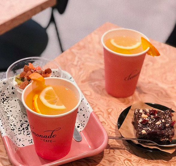 Yumi (@yumidrinks) on Twitter photo On était là pour le lancement de la collection Time of My Life chez <a href="/makemylemonade/">Make My Lemonade</a> ce week-end et on prend les manettes du Lemonade Café pour vous régaler, trooooop contents !✌️⚡️😎 #makemylemonade #yumidrinks #timeofmylife On était là pour le lancement de la collection Time of My Life chez <a href="/makemylemonade/">Make My Lemonade</a> ce week-end et on prend les manettes du Lemonade Café pour vous régaler, trooooop contents !✌️⚡️😎 #makemylemonade #yumidrinks #timeofmylife