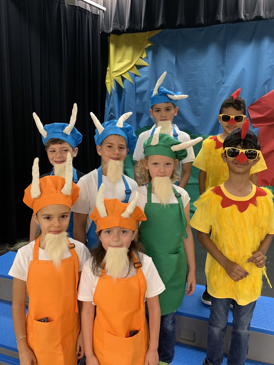THEDrakeTigers's tweet photo. My wild barn animals are getting ready for their βmoosicalβ! #dressrehersal #alwaysfuntimes @_THETigers https://t.co/9yvFahhpav