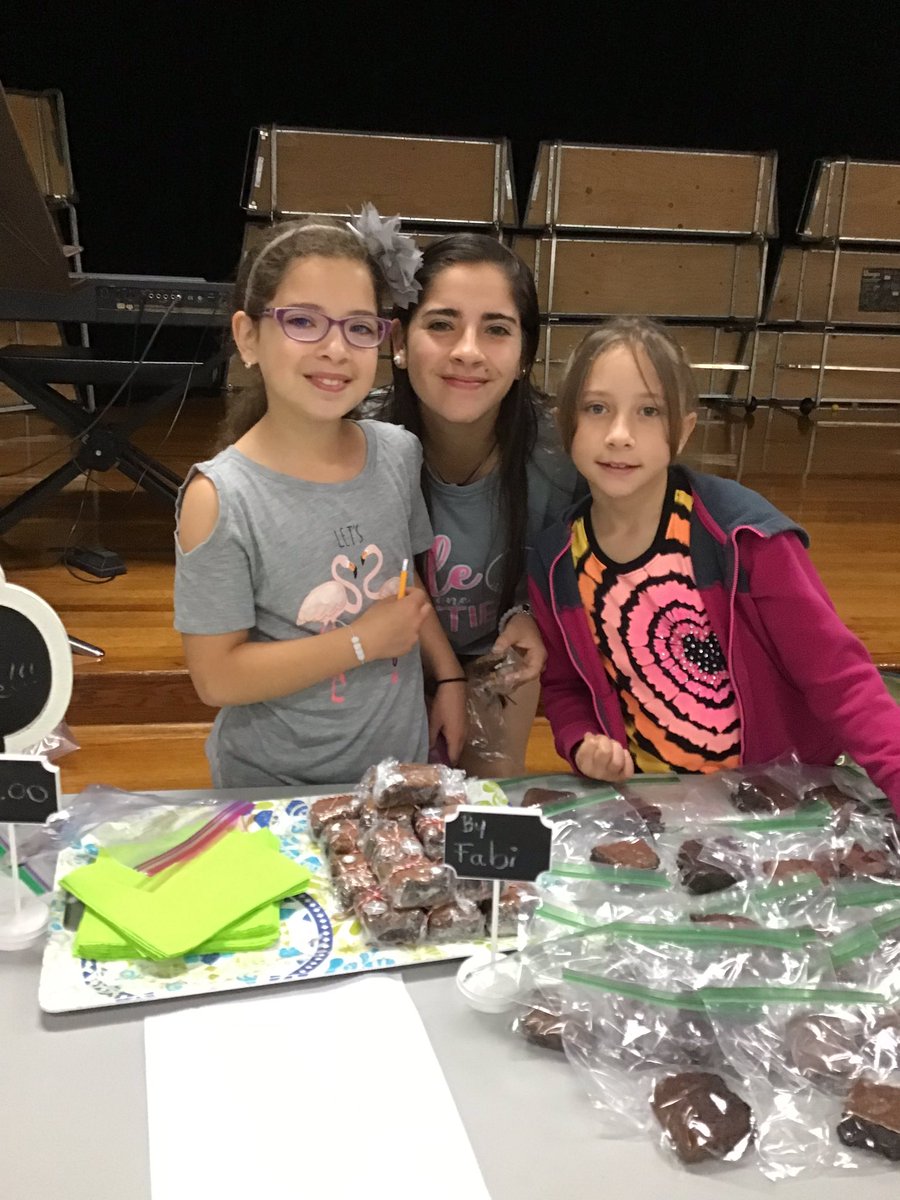 Awilkdce's tweet photo. Our Economics Fair is so great @DCEtrailblazers even former students come back to buy. @keyrequeijo #CISDCOVERSTORY #dcedli https://t.co/gV5JoNBDQi