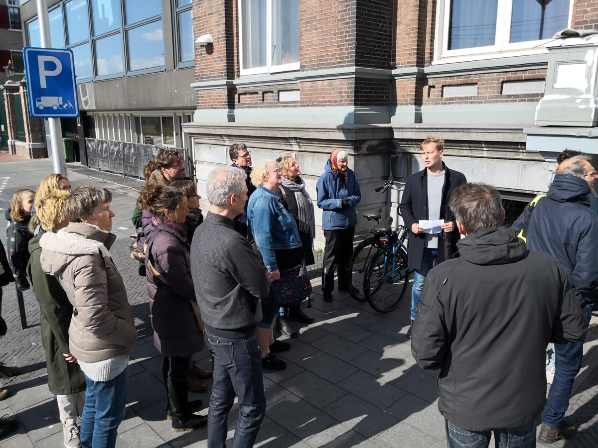 SenaatDSC's tweet photo. Afgelopen zaterdag zijn er drie stadswandelingen georganiseerd door het DSC en Stichting Leven In Delft. Tijdens deze rondleiding zijn verhalen verteld over Delft, de Technische Hogeschool en haar studenten tijdens de Tweede Wereldoorlog. Het was een groot succes! https://t.co/zBgUe783MP
