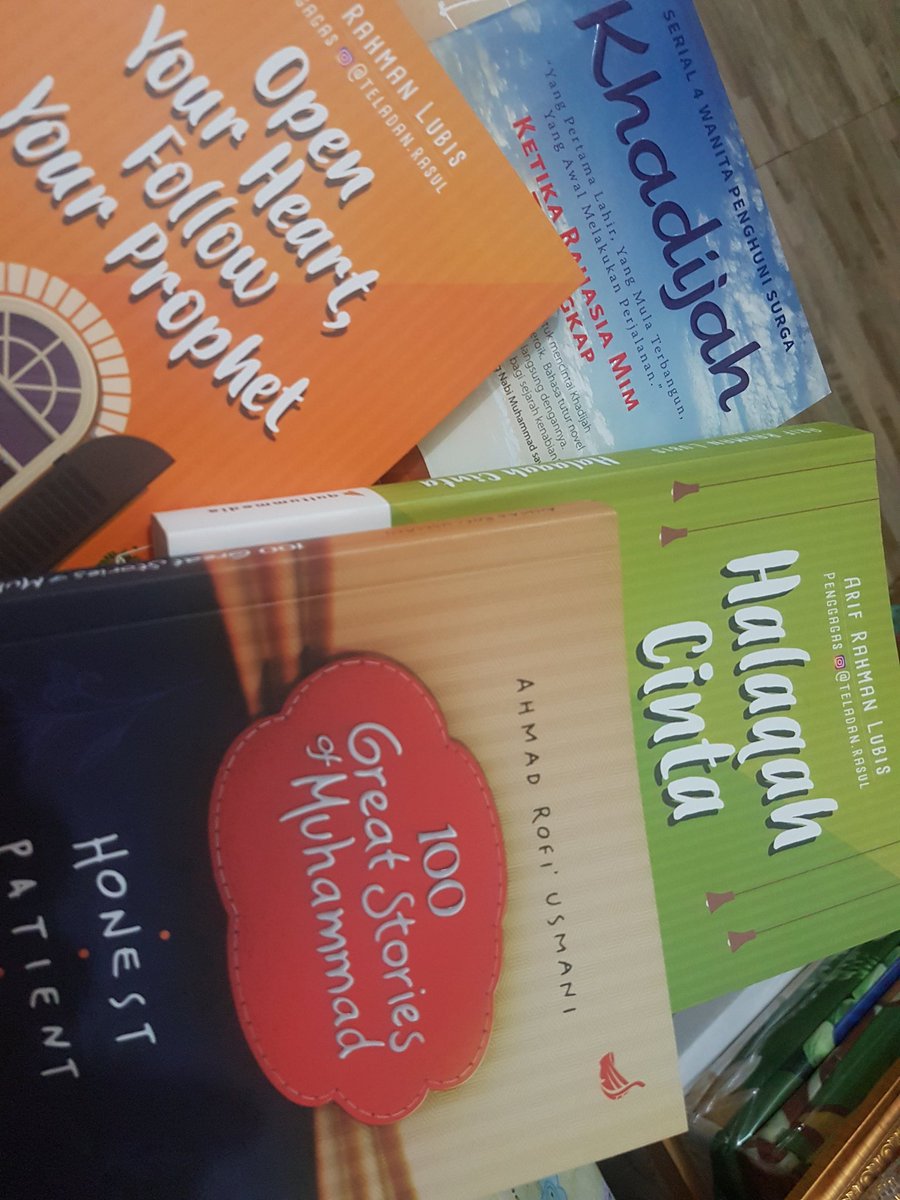 ririnChairin's tweet photo. Ngubek2 kamar dirumah ortu.. ya ampun buku ini adalah teman pas malam setahun lalu 💆 https://t.co/ddDOgVtAzV