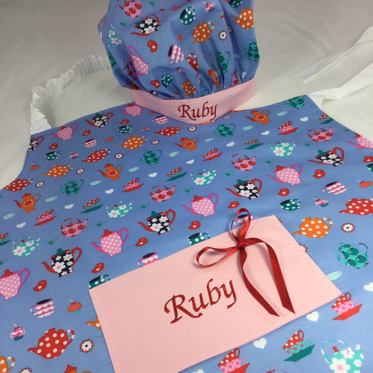 Babahoot4kids's tweet photo. Loved making these personalised aprons & toy storage bins. Whatโs everyone else been up to? You can find babahoot on Etsy and amazon.
#THLcrafthour #creativebizhour #gifthour #flockBN #mumsinbizhour #THLx #87rt #etsysocial #personalised #hmuk https://t.co/QlT8vjOKGq
