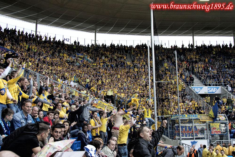 kivi_97's tweet photo. Welche Momente eures Fandaseins werdet ihr nie vergessen? Der der erste Stadionbesuch mit einer besonderen Person? Ein außergewöhnliches Spiel? Ein riesiger Erfolg oder eine niederschmetternde Niederlage? Oder sind es einfach unglaublich viele kleine Momente? #Kivifragt https://t.co/6ad7rnfJ5o