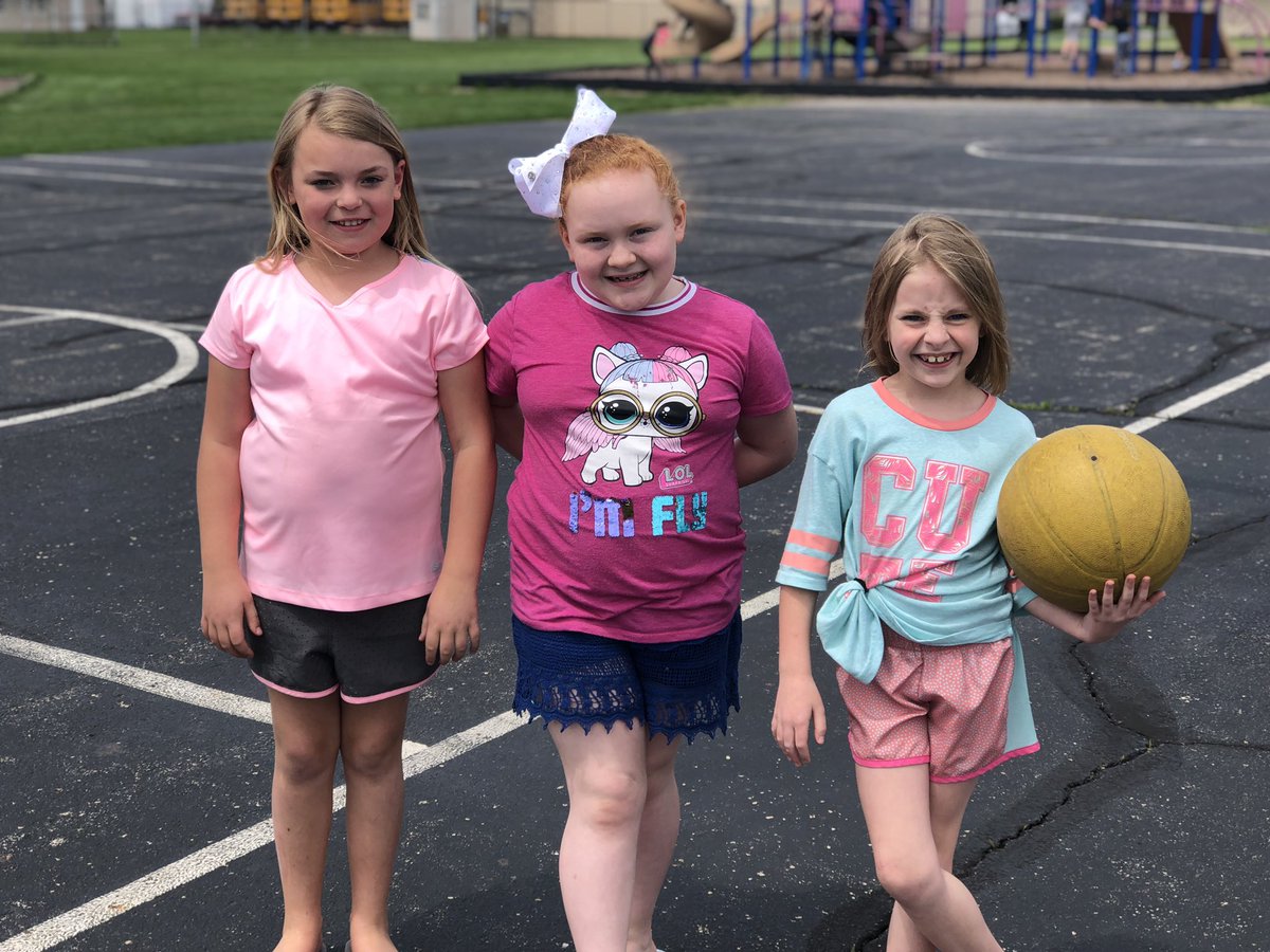 McGarrellMJ's tweet photo. We are loving this beautiful spring weather in Sharpsville, IN today! #weloveoutdoorrecess #TCEstrong ☀️ @McClellEmily @MatthewMillerpe https://t.co/qkO4ATCXtS