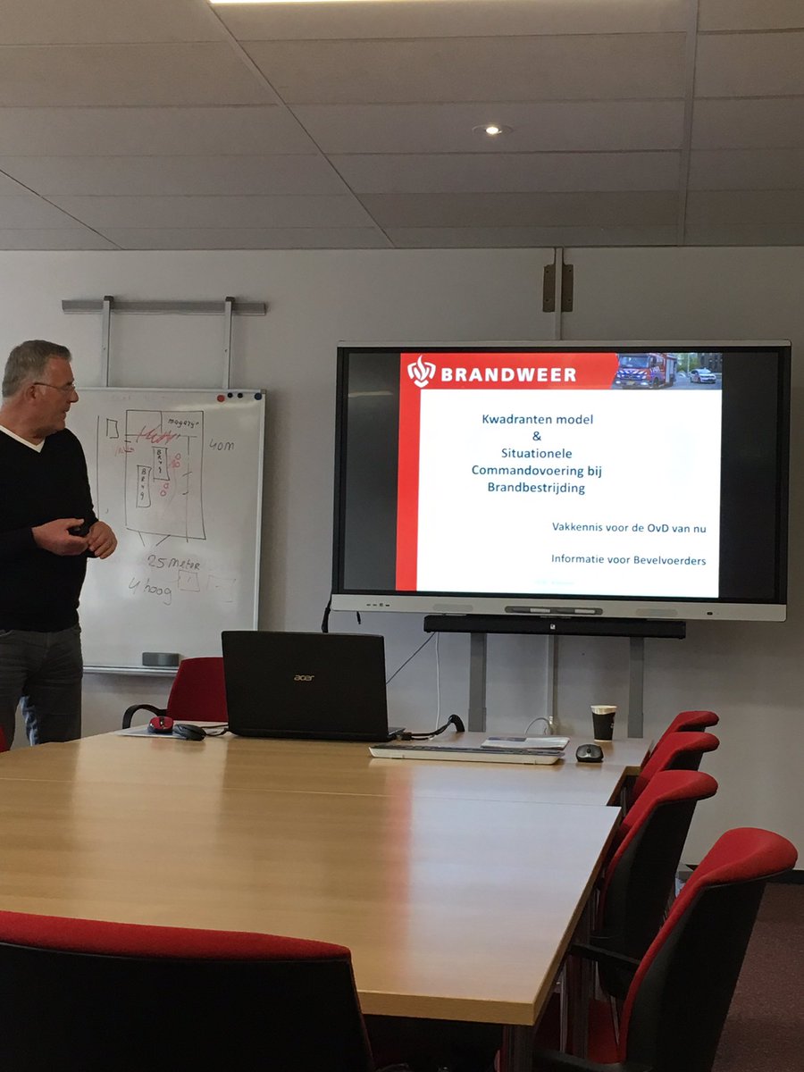 Frank_Kuntz's tweet photo. Bijscholing voor bevelvoerders en officieren #brandweer @VrZW over situationele commandovoering. ‘Nieuwe’ termen #fabcm #kwadrantenmodel #GRSTV maar vooral goede inhoudelijke gesprekken over t vak. Leiding geven aan incidentbestrijding is een vak apart! #samenvoorveilig https://t.co/BOubNIV9HV