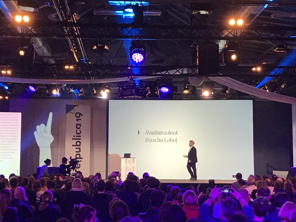 „Irgendwas läuft falsch.“ Sascha Lobo spricht über den „Realitätsschock“, den wir in der westlichen Welt erleben, wenn wir realisieren: diese Welt ist ganz anders als wir es uns lange gedacht haben. Digitalisierung und Globalisierung zeigen uns, was wirklich los ist.
#rp19