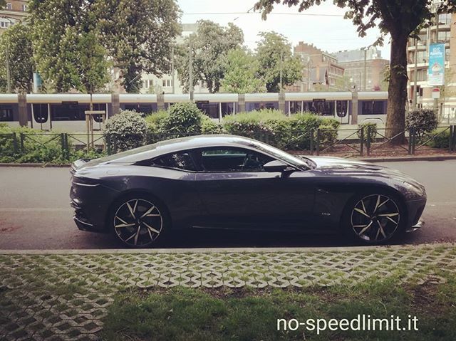 NoSpeedLimit_it's tweet photo. #astonmartindbs #instantclassic #carsofbrussels https://t.co/L08jvj7ggA https://t.co/PVh7Fi1s2i