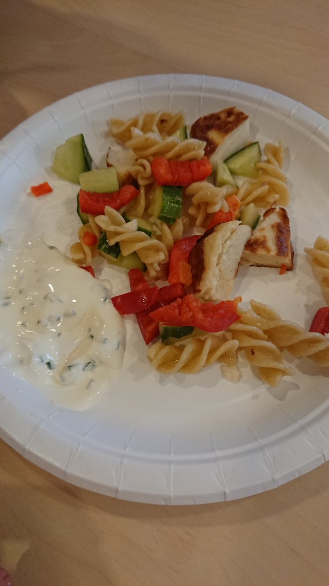Pastasalat med fiskekaker på 1. Trinn i dag. Fisk 2-3 ganger i uken anbefales! 🐡