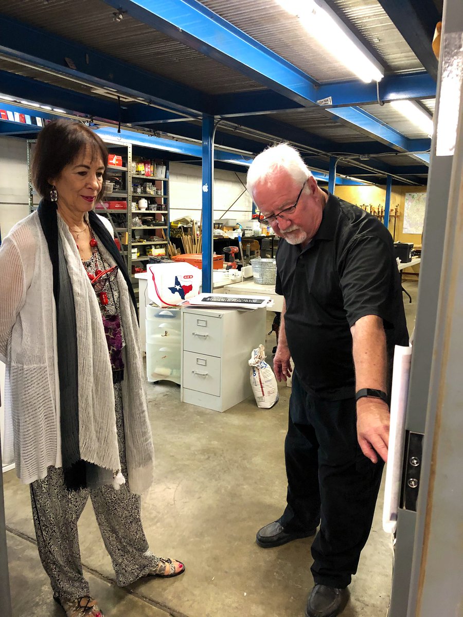 mexcultureSA's tweet photo. Agradecemos la visita de nuestra Directora de Asuntos Culturales en @SRE_mx, Laura Elena González.
Esta mañana nos despedimos visitando el estudio de @fitz_gibbons donde conocimos su trabajo y recordamos las colaboraciones que ha realizado con @mexcultureSA 
#diplomaciacultural https://t.co/IY4BFMhqs4
