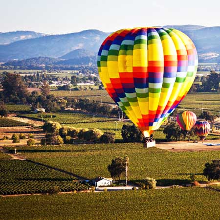 Take to the skies on your next #Calistoga getaway! With a hot air balloon ride, you'll have an incredible bird's eye view of beautiful #NapaValley. If this experience isn't on your bucket list, then it definitely should be!
ow.ly/XsFd50tbZBG #VisitCalistoga
