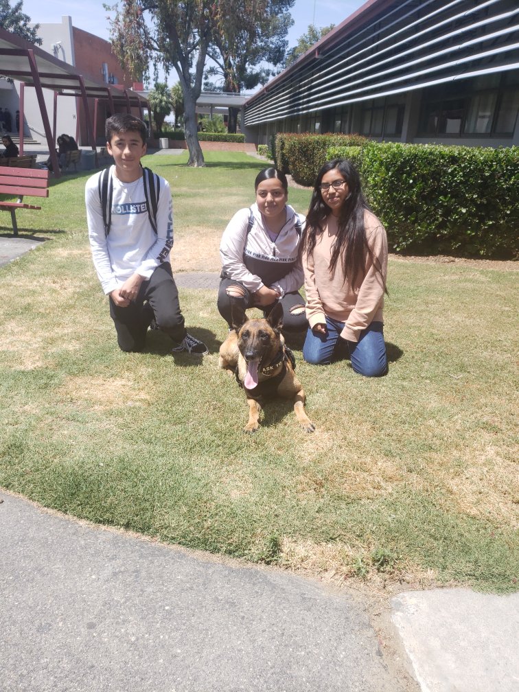 <a href="/FontanaSchoolPD/">Fontana School Police</a> 
Canine "Max" hanging out with Fontana High School students.
@ChiefSissac #FontanaSchoolPD #FontanaNextLevel #FontanaHighSchool
