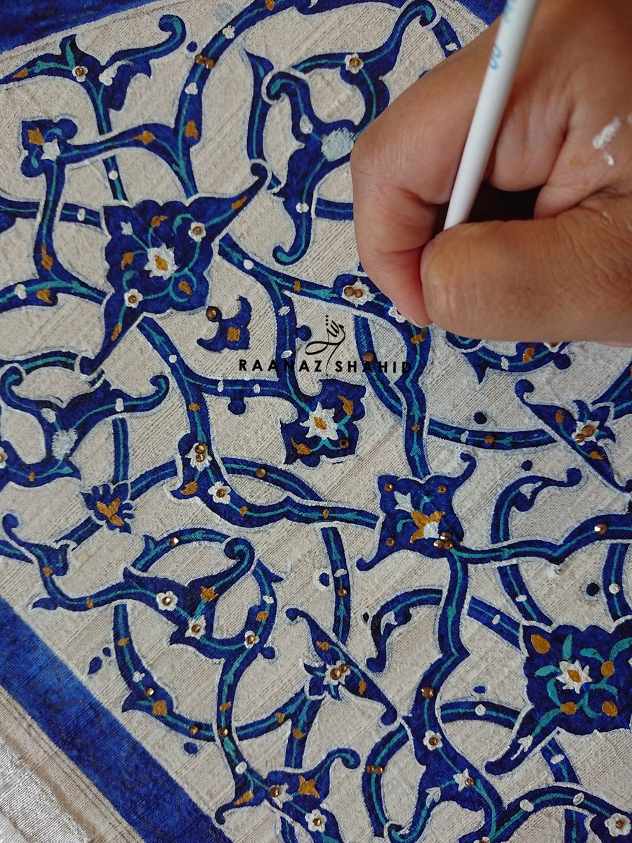 RaanazShahid's tweet photo. 'You are not meant for crawling, so don’t. You have wings. Learn to use them and fly' -Rumi
Working on my Persian Series. #raanazshahid #persian #art #details #intricate #islamicart #history #geometric #handpainted #silk #fabricpainting https://t.co/KTKhZRxFNf