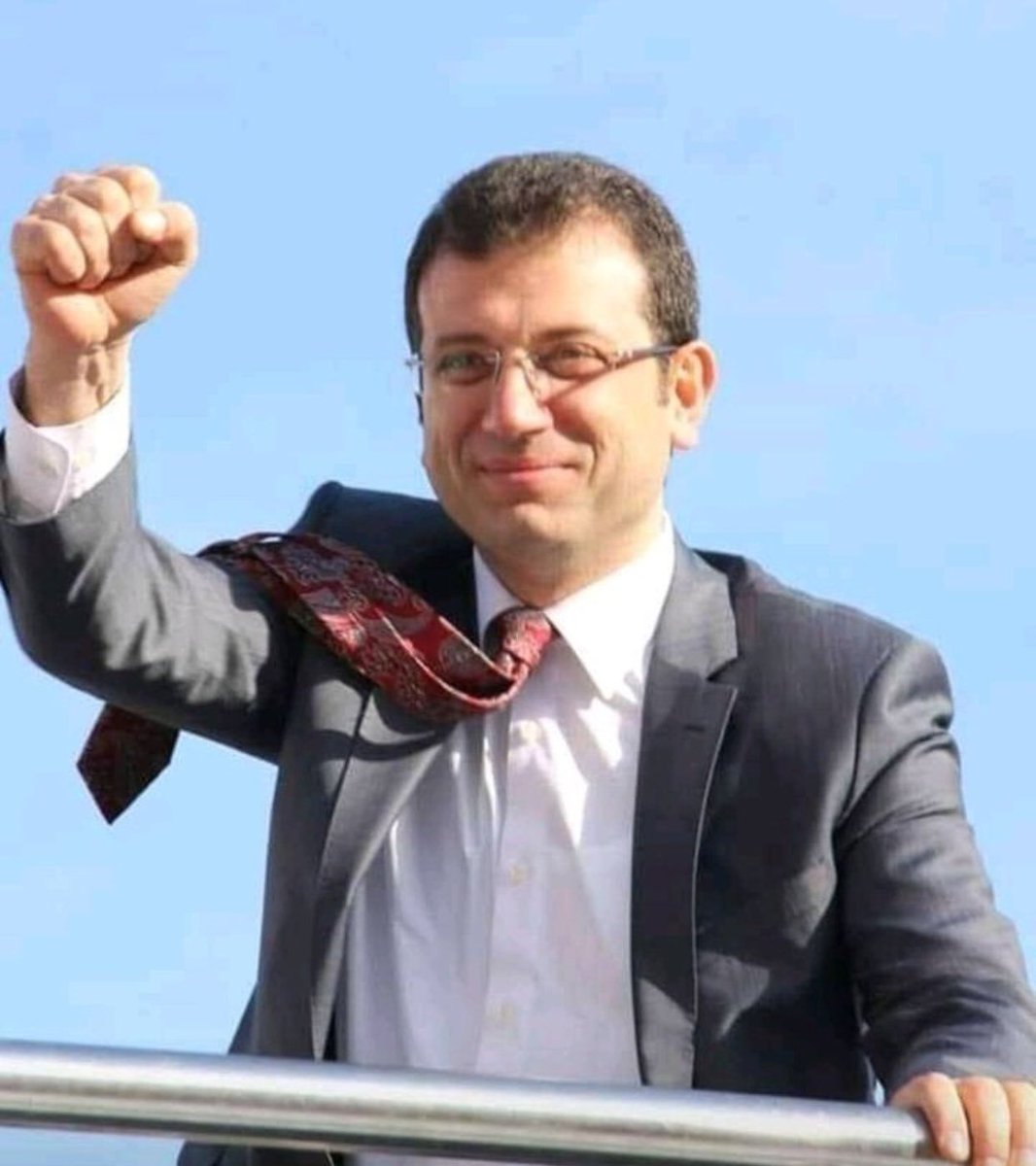 Bu anlamlı günde sıkarak havaya kaldırduğın bu yumruğun anlamını bilen bilir. Sayın #Ekremİmamoğlu çıktığın bu yolda demokrasi adına “Hak-Hukuk-Adalet” diyoruz. #istanbul