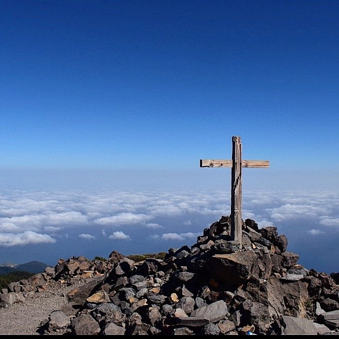 canarynutz's tweet photo. 🇬🇧 Summit at #PicodelaNieve was a highlight of already spectacular day. Sea of clouds around us, beautiful island under it, #LaPalma is a sight for sore eyes.  @MatthewHirtes @Lost_in_laPalma @CanaryIslandsEN @astro_turismo https://t.co/f07gQcNoAt