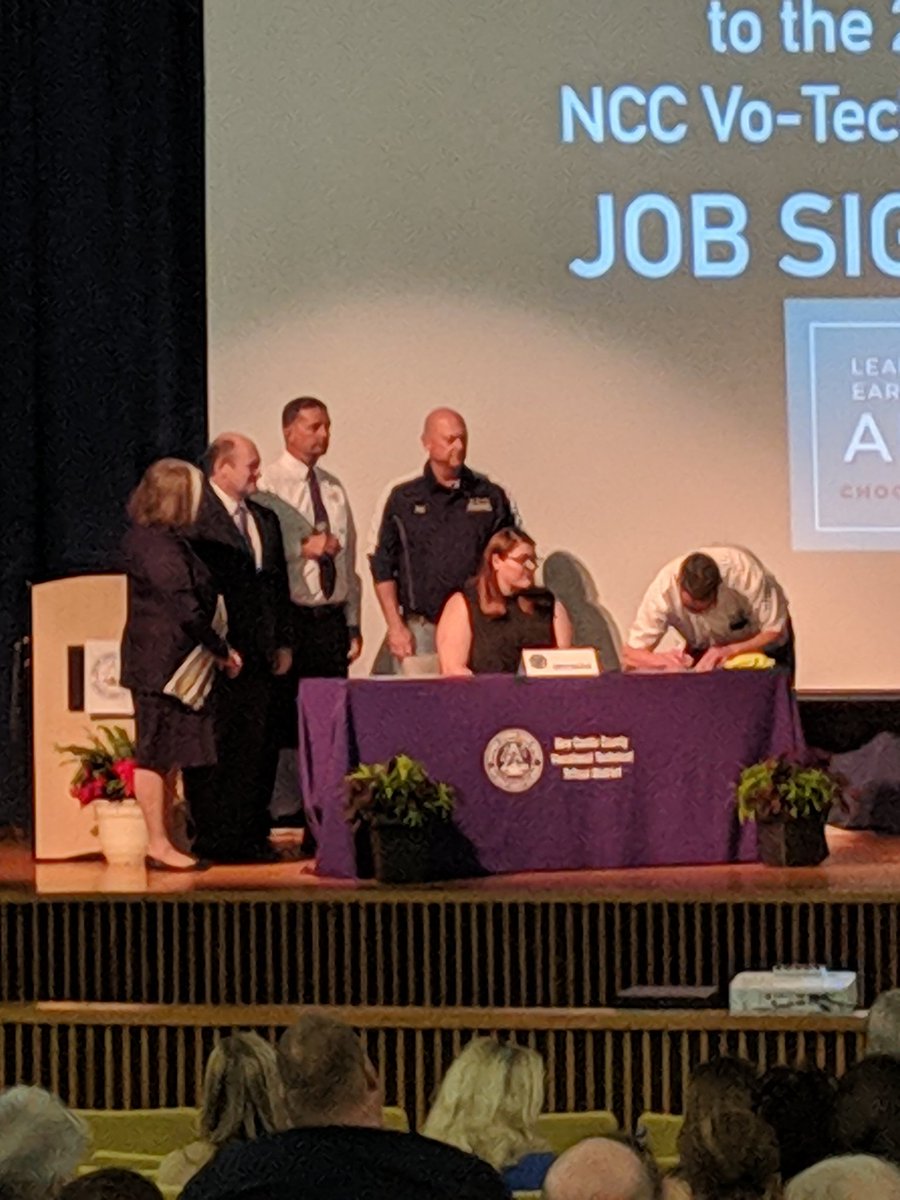 SarahOlsavsky's tweet photo. So proud of our @delcastle_ths students who signed their letters of intent with their future employers at our second annual @NCCVoTech Signing Day! #votechworks! @CliftonHayes4 @NatPrincilus @MichaelKittelDE @coop_delcastths https://t.co/iiQmHdnO5D