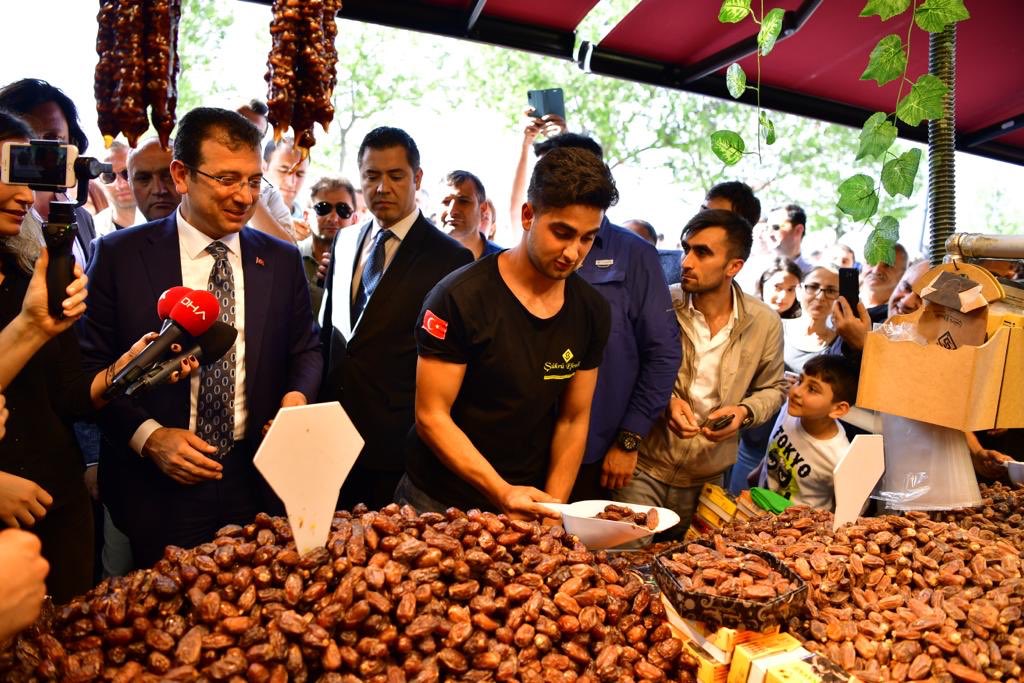 ekrem_imamoglu's tweet photo. Ramazan alışverişi için Eminönü’ndeydik. Hayat pahalı, vatandaş da esnaf da darda. Ramazan ayının tüm sorunları aşmamıza vesile olmasını; bereket, huzur ve bolluk getirmesini dilerim. İlgi gösteren tüm hemşehrilerime de teşekkürler.

#HayırlıRamazanlar https://t.co/puNtCi8eJM