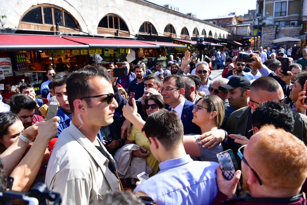 ekrem_imamoglu's tweet photo. Ramazan alışverişi için Eminönü’ndeydik. Hayat pahalı, vatandaş da esnaf da darda. Ramazan ayının tüm sorunları aşmamıza vesile olmasını; bereket, huzur ve bolluk getirmesini dilerim. İlgi gösteren tüm hemşehrilerime de teşekkürler.

#HayırlıRamazanlar https://t.co/puNtCi8eJM