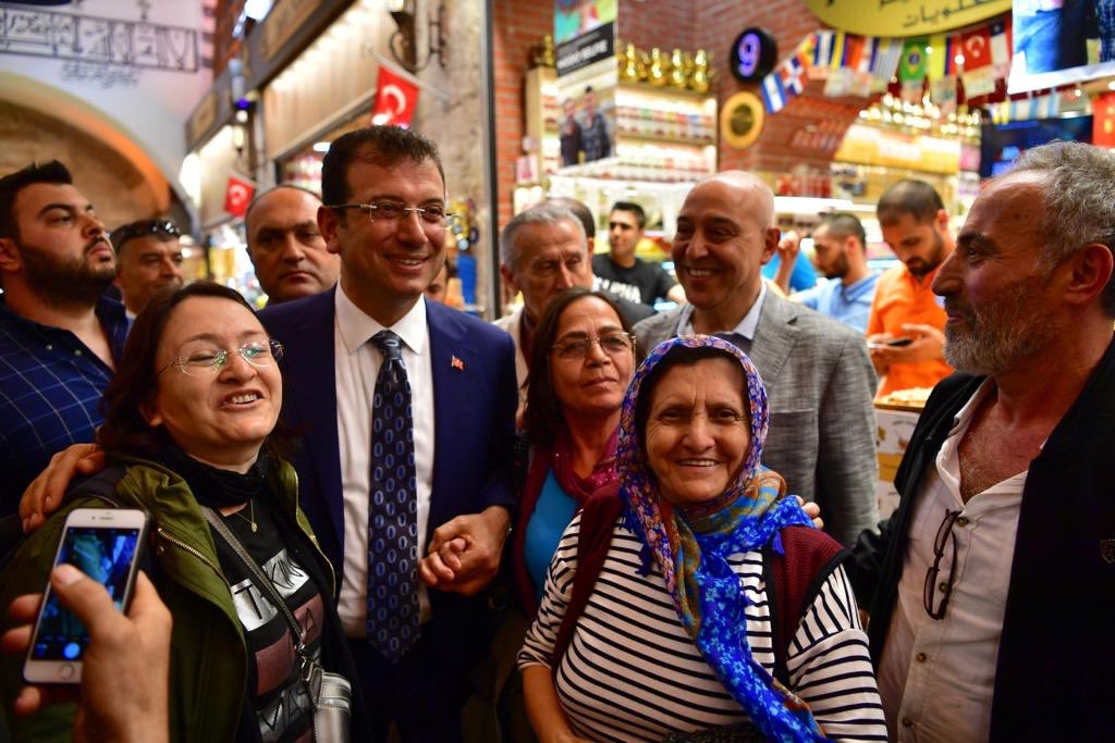 ekrem_imamoglu's tweet photo. Ramazan alışverişi için Eminönü’ndeydik. Hayat pahalı, vatandaş da esnaf da darda. Ramazan ayının tüm sorunları aşmamıza vesile olmasını; bereket, huzur ve bolluk getirmesini dilerim. İlgi gösteren tüm hemşehrilerime de teşekkürler.

#HayırlıRamazanlar https://t.co/puNtCi8eJM