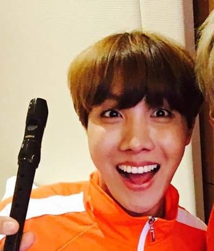 khym_war's tweet photo. K-Hope here 🤣✌️
mianhae Hobi 😁💚
사랑해. 💜😘
#ARMYSelcaDay #ARSD #BTS
#JHOPE #KHOPE
#BTSARMY
#ARMYkimkim
@BTS_twt https://t.co/rTrNSR1UIJ