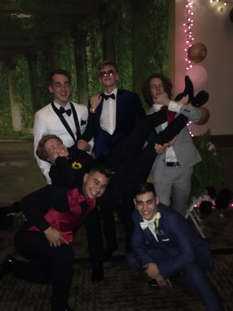 grayson_larson's tweet photo. Prom 2k19💯@rachelderamee https://t.co/NhIJcg1yBg