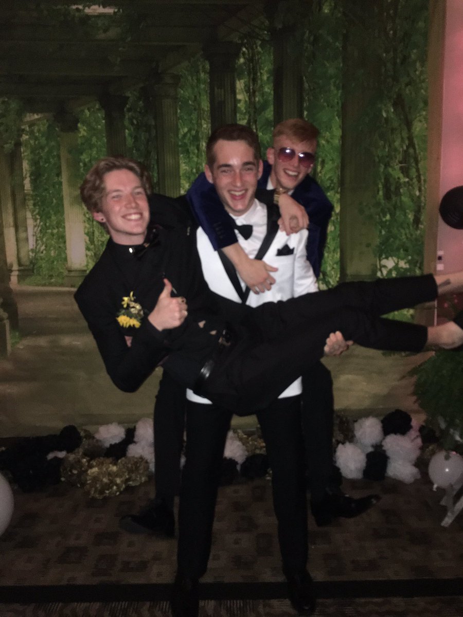 grayson_larson's tweet photo. Prom 2k19💯@rachelderamee https://t.co/NhIJcg1yBg