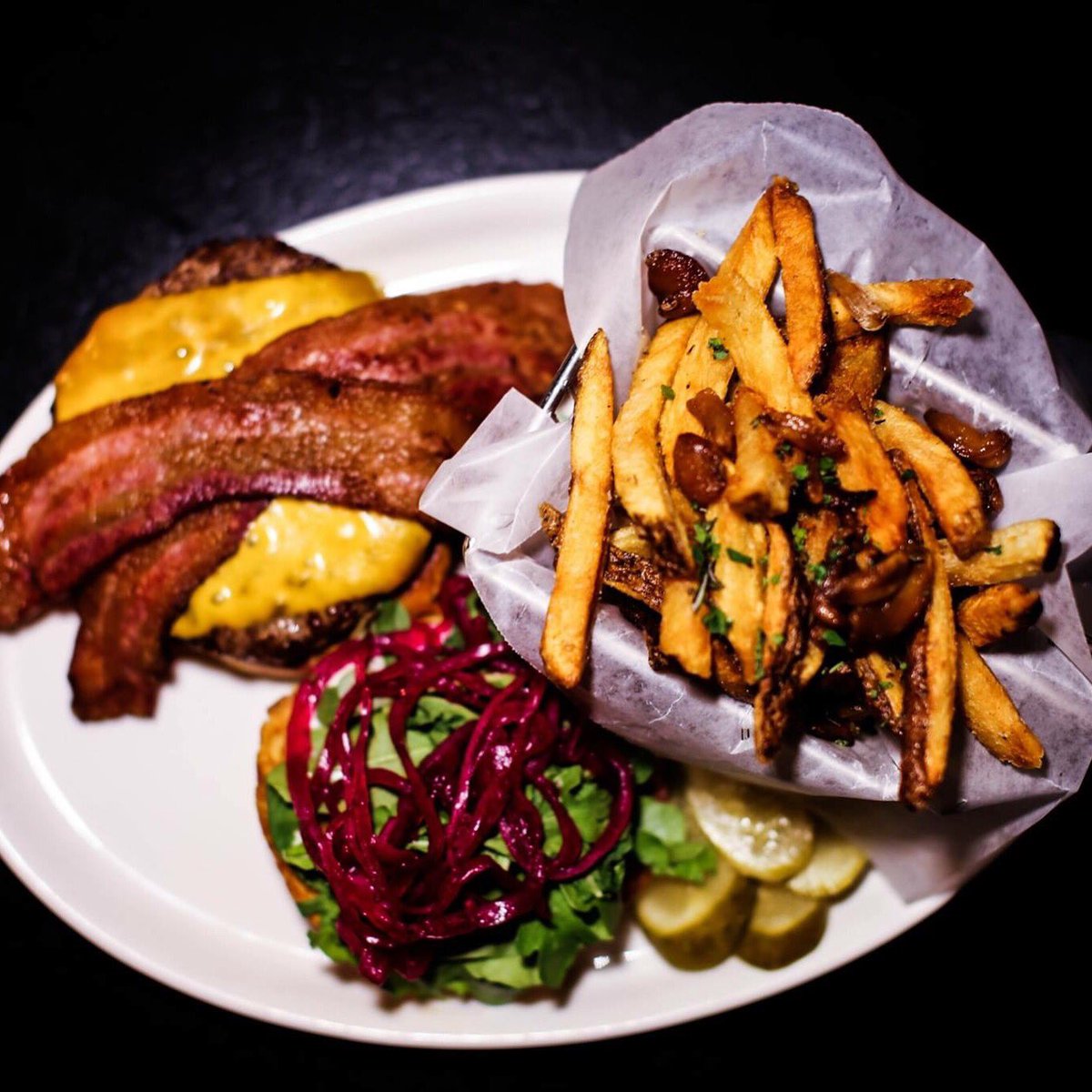 Beast burger🙌🏼🔥

Ohio Beef Burger- House bacon, sharp cheddar, wild arugula, pickled red onion, cilantro mayonnaise, brioche bun