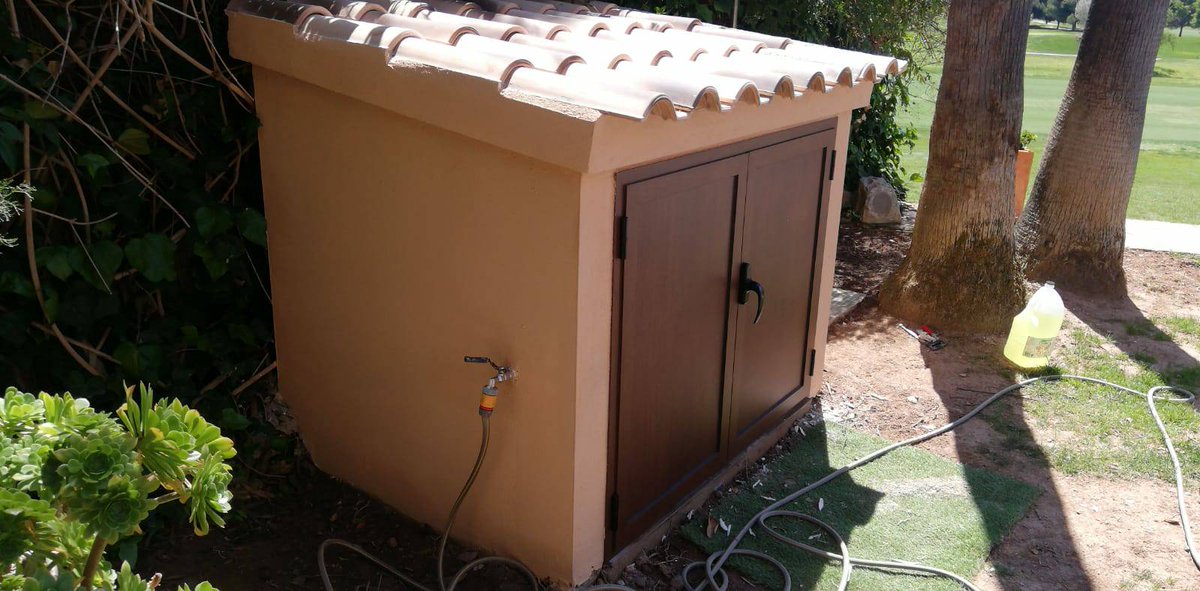 Coral Piscinas on X: Caseta de obra para la depuradora de la piscina: con  teja moruna, puerta de aluminio, suelo de gres, lucida y pintada a juego  con la vivienda y el
