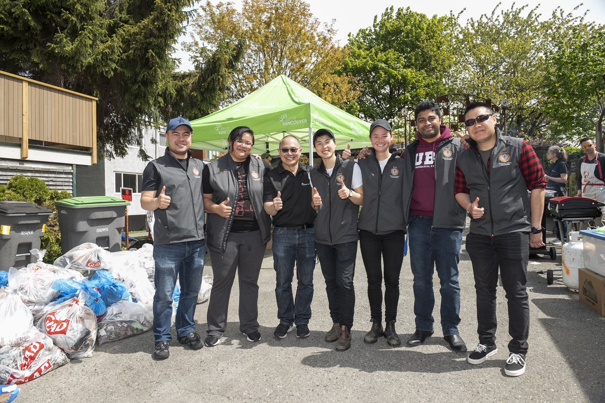 Thank you to everyone who came to #Kitsilano’s Spring Clean Up Party. 
Interested in hosting your own #CleanUpParty? Check out vancouver.ca/people-program… #VANCommunityPolicing 📷:MitsNagaPhotography