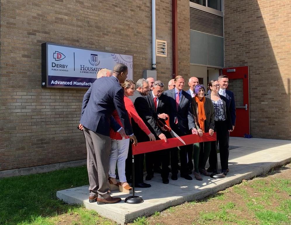ct_housatonic's tweet photo. Ribbon cutting ceremony for the HCC Advanced Manufacturing Center at Derby High School  #StayCloseGoFar  #CommunityCollegeProud https://t.co/UIKhnqaua2