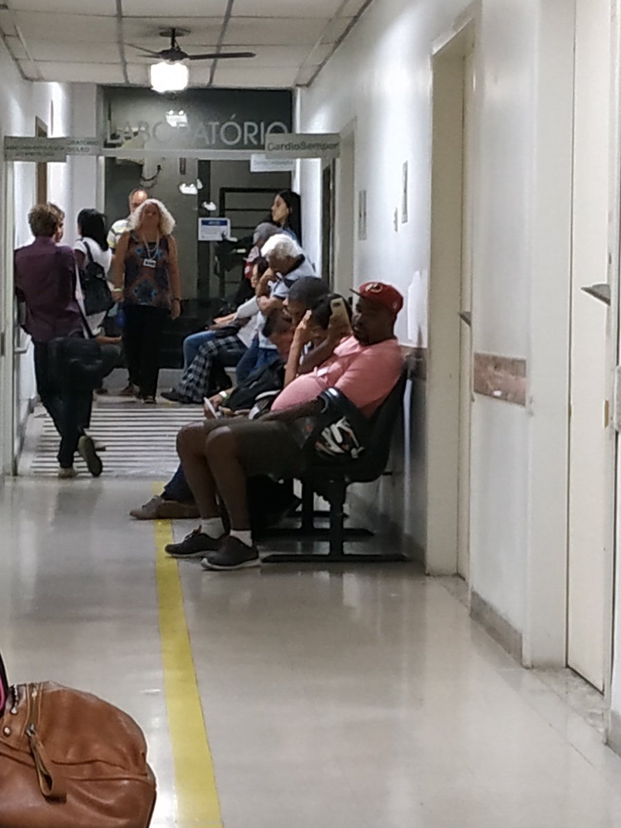 leovalorviagens's tweet photo. Uma parte dos pacientes inclusive eu, esperando para colher sangue com apenas um funcionário.. lá se vão 01h30. #hospitalsemper #desrepeito #paciencia #morosidade #vergonha #semper #dengue https://t.co/r2yCexR0e9