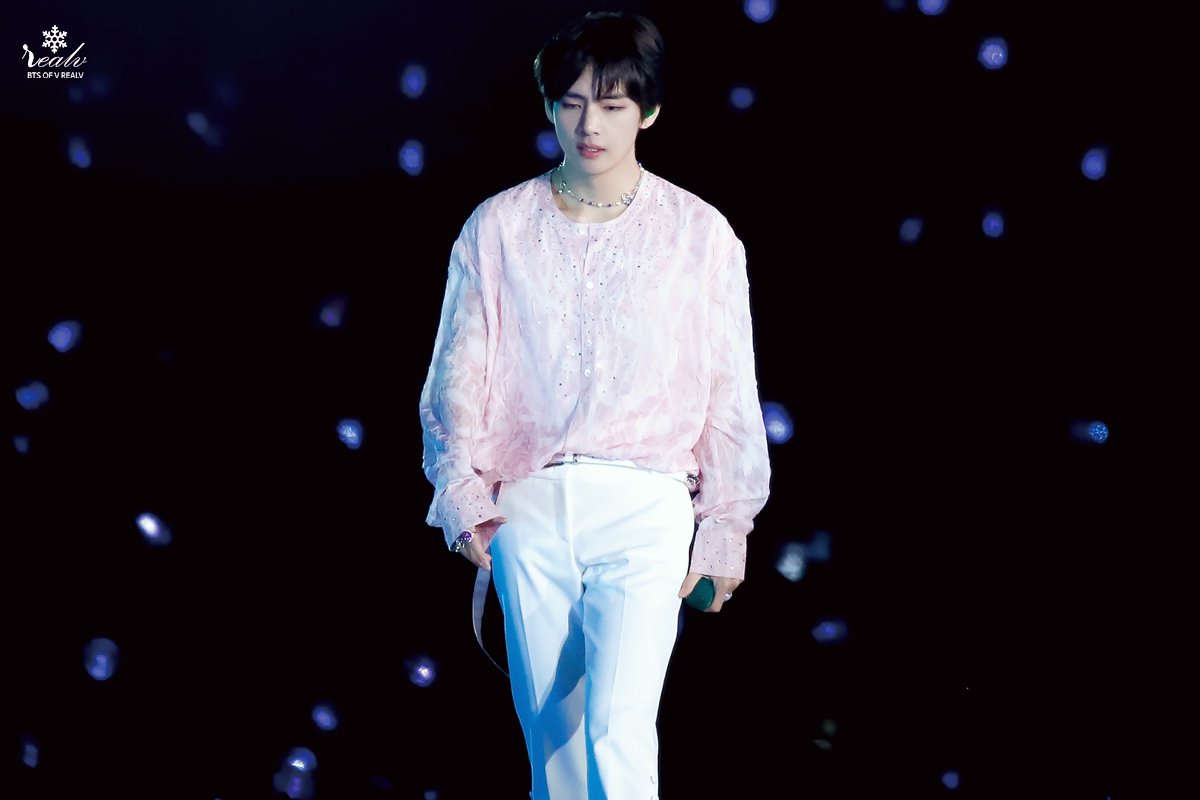 REALV1230's tweet photo. 190505 SYS LA 고화질

V

-

참 신기하지 않아요 ?
걷기만해도 화보가 되는게

#뷔 #V #taehyung #태형 #김태형 #태태  #방탄소년단 #BTS⁠ ⁠ #防弾少年団   
@BTS_twt https://t.co/uSxrMwtBMs