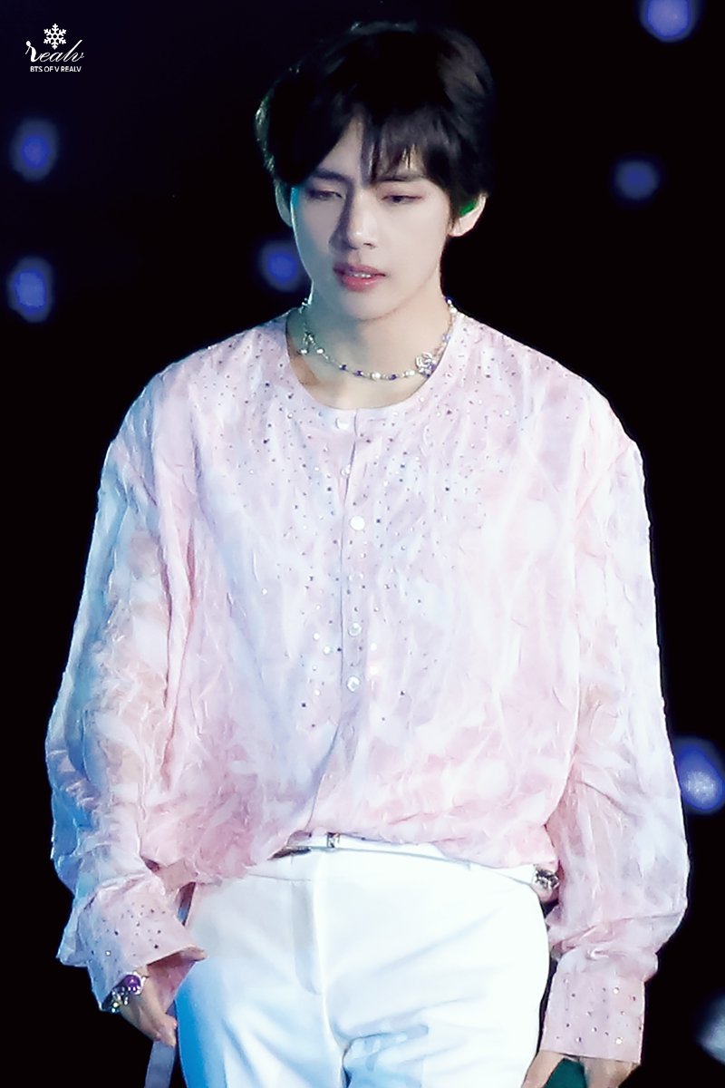 REALV1230's tweet photo. 190505 SYS LA 고화질

V

-

참 신기하지 않아요 ?
걷기만해도 화보가 되는게

#뷔 #V #taehyung #태형 #김태형 #태태  #방탄소년단 #BTS⁠ ⁠ #防弾少年団   
@BTS_twt https://t.co/uSxrMwtBMs