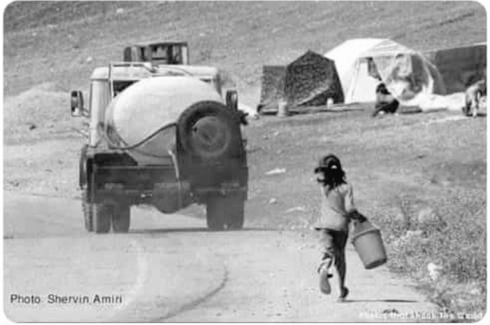 ياسائق الصهريج إني قادمة
دلــوي بلا مــاء وأمي نائـمـة
إرحم فتاةٍ شردت من أرضها
أيامها تمضي وتبقى صائمة