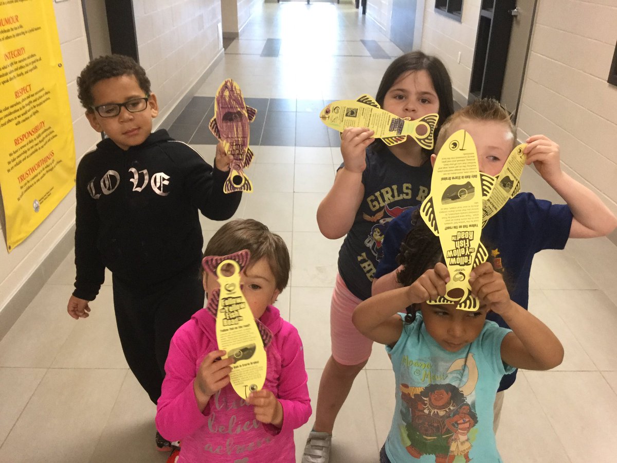 mgardner238's tweet photo. Everyone wanted to help hang the Yellow Fish doorhangers Up around the school. @TrentRiverPS #hpecompetencies @LowerTrent https://t.co/3CthDLRNDW