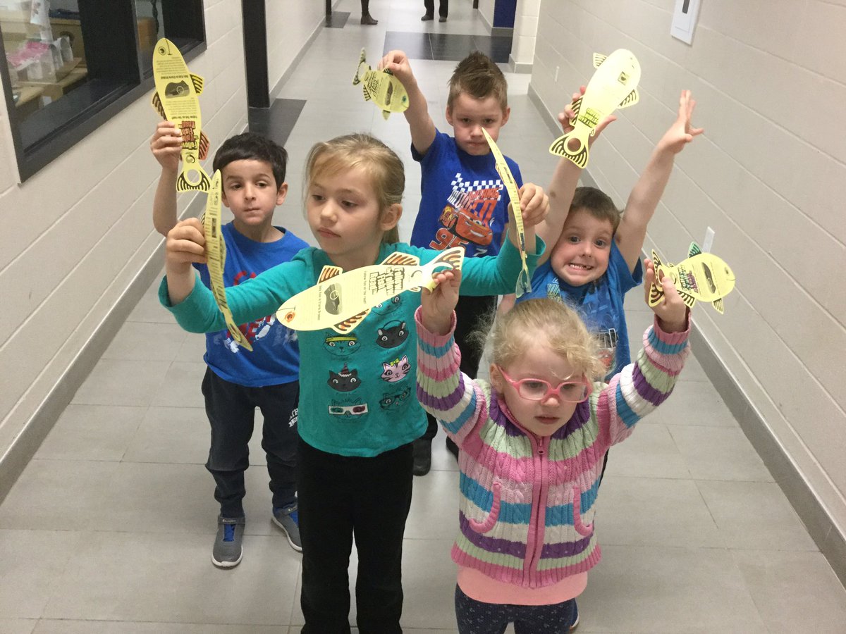 mgardner238's tweet photo. Everyone wanted to help hang the Yellow Fish doorhangers Up around the school. @TrentRiverPS #hpecompetencies @LowerTrent https://t.co/3CthDLRNDW