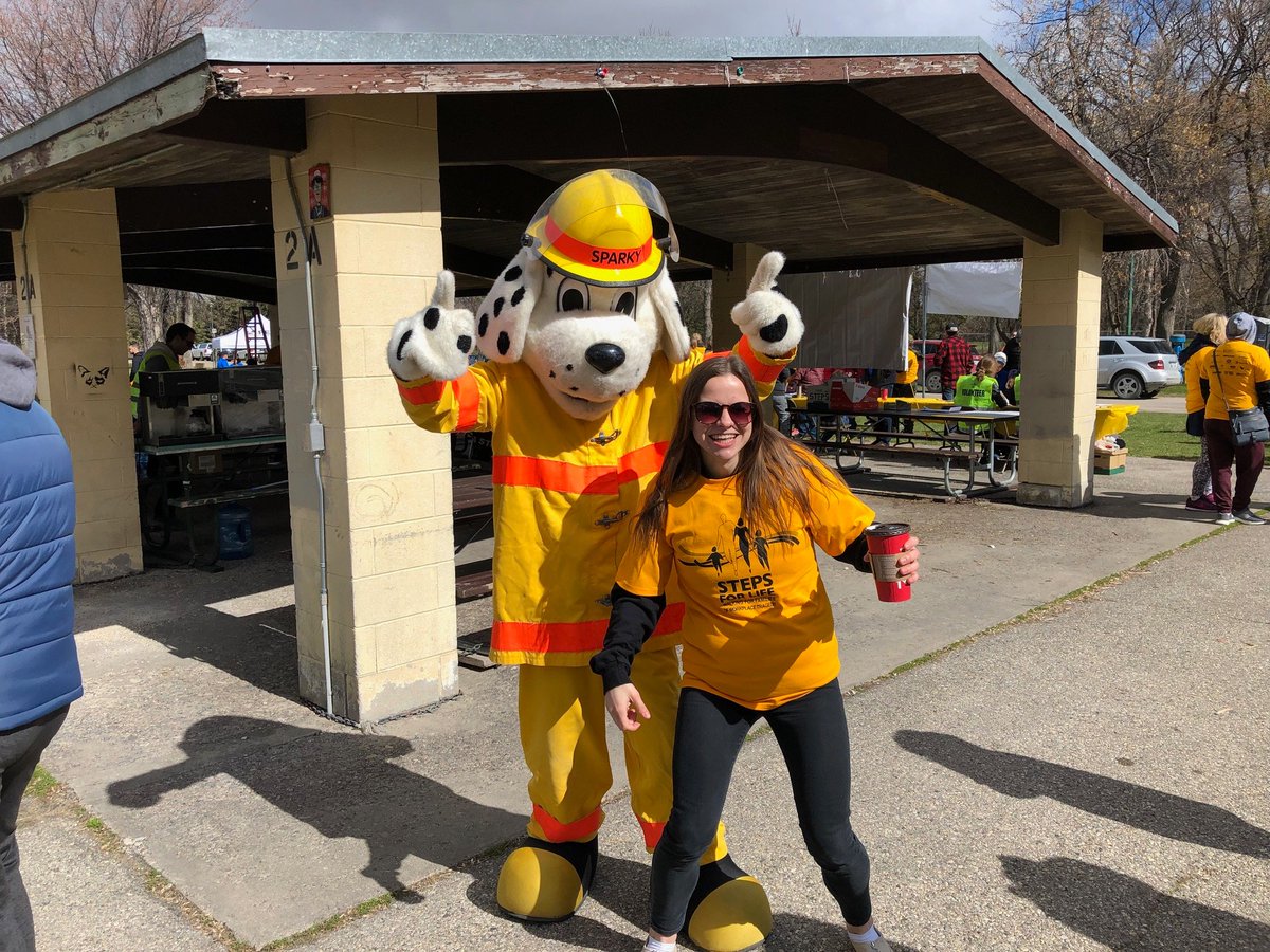 builtbybird's tweet photo. Members of our Winnipeg team participated in @StepsforLifeWpg organized by @threadsoflifeca. The 31 participants, plus six dogs in tow, braved the chilly weather and raised over $1,100 for the cause. Way to go team! https://t.co/IRExoSvKUr