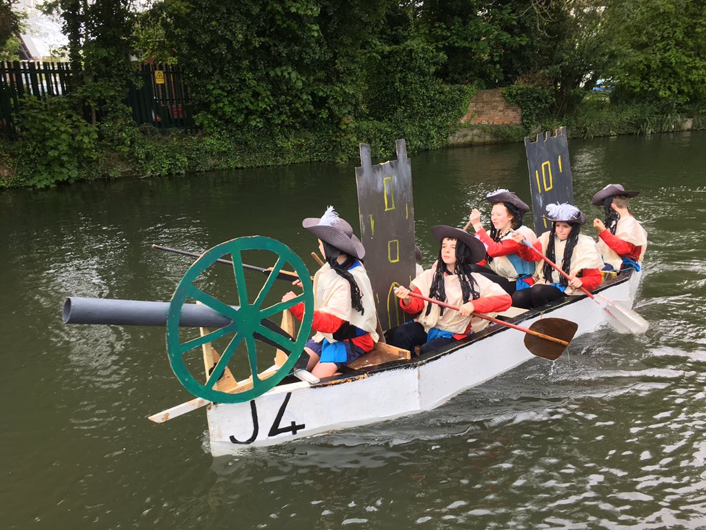 nicolawriting's tweet photo. 6mile #CraftyCraft canal race in homemade boats. Couldn’t keep up on foot with son’s craft: home, NOT dry in 1hr33. Very young Kintbury Krafty Krafters in 2hrs23 & some brilliant ‘Historic Newbury’ Team names! I think the dining room table boat sank at the start @NewburyToday https://t.co/TWpt9W6lL1