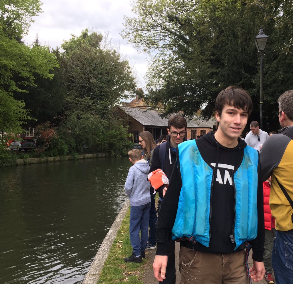 nicolawriting's tweet photo. 6mile #CraftyCraft canal race in homemade boats. Couldn’t keep up on foot with son’s craft: home, NOT dry in 1hr33. Very young Kintbury Krafty Krafters in 2hrs23 & some brilliant ‘Historic Newbury’ Team names! I think the dining room table boat sank at the start @NewburyToday https://t.co/TWpt9W6lL1