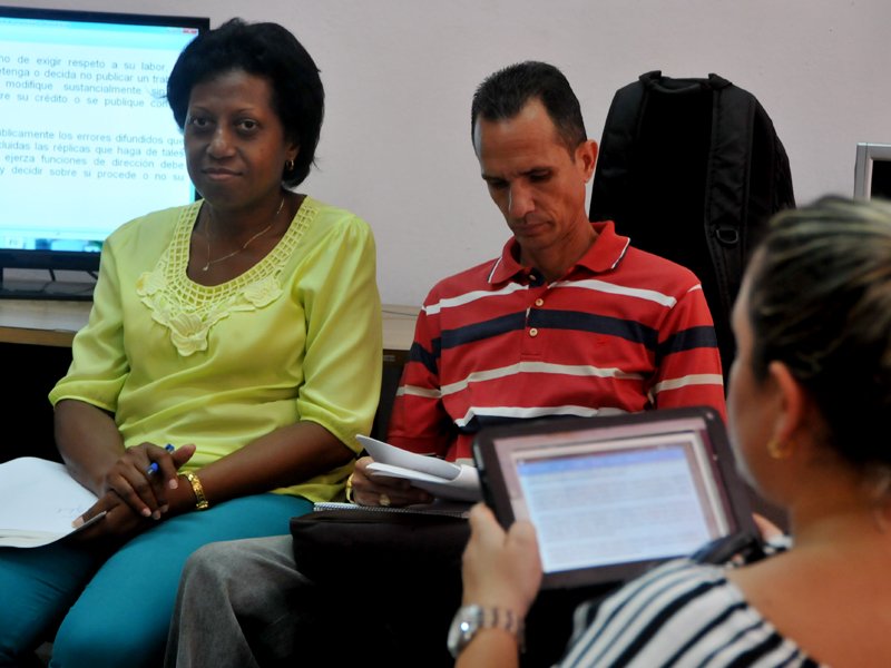 #Cuba #Upec La delegación de base del periódico 26, de #LasTunas, realiza en estos momentos sus debates previos a la Asamblea Provincial de la organización prevista para el 31 de mayo venidero <a href="/joaquinsglez/">Joaquín</a> <a href="/26deLasTunas/">Periódico26</a> <a href="/tiempo21cuba/">Tiempo21</a> @TunasvisionTV <a href="/diazbardon/">Natasha Díaz Bardón</a>