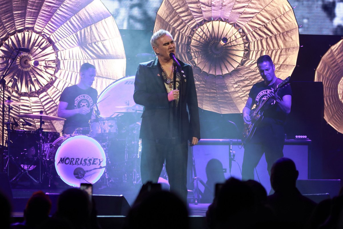 EBGExperiences's tweet photo. Morrissey continues to rock the Lunt-Fontane Theater as the first performer in our 𝑰𝒏 𝑹𝒆𝒔𝒊𝒅𝒆𝒏𝒄𝒆 series on Broadway. Check out what @RollingStone said about the inaugural show:

https://t.co/79IiV1PlbM https://t.co/4IlxlrwIqb