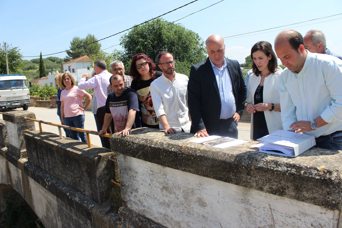 arc_rute's tweet photo. En #Monturque con su alcaldesa @TeresaRPerez con la que hemos visitado el comienzo de las obras del puente sobre el río Cabra. https://t.co/CMNN5sgVIQ