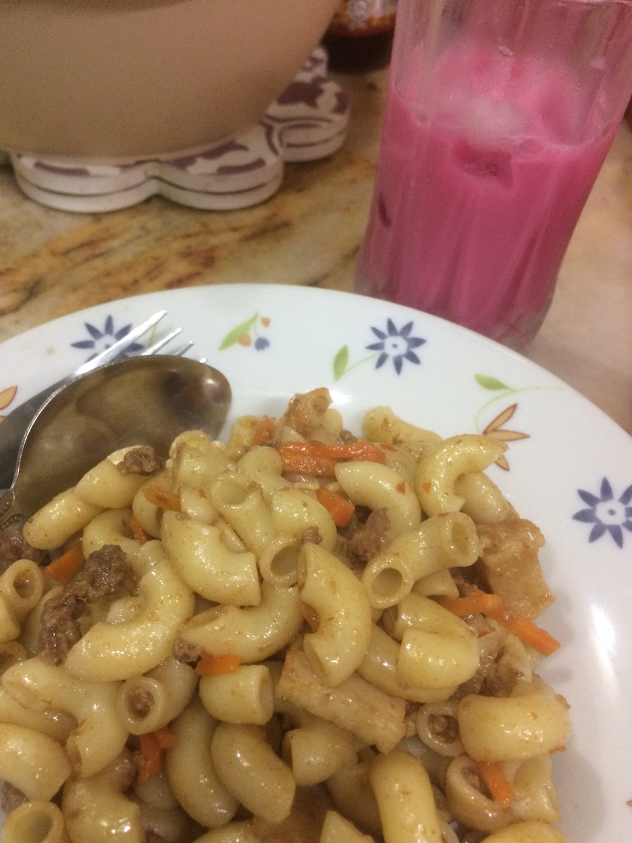 aja_combi's tweet photo. Hari pertama tanpa org yg syg disisi.. nasib baik cik suami ada klu tak mahu banjir kat meja mkn dgn ank2 lg.. terasa lain sgt2.. tp kena biasa kan jgk😔 https://t.co/KbSuwQ80CZ