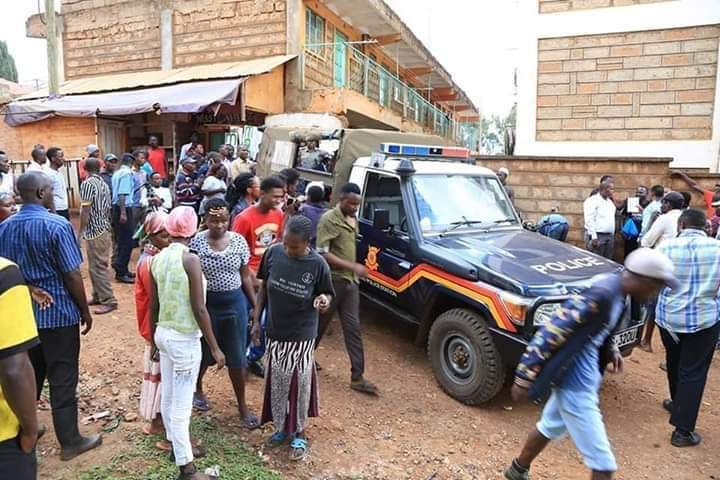 UzalendoNews_KE's tweet photo. A female student from Kenya Methodist University (KEMU), was today found dead in Makutano, Meru County after being stabbed by her boyfriend from Chuka University who then hanged himself. 
.
#KEMU #Meru #campus #Kenya @NPSOfficial_KE #stopkillingforlove https://t.co/qD4zjJcaVy
