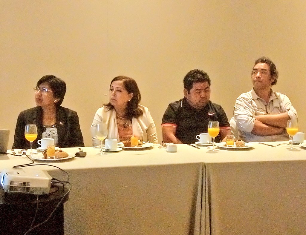 seremieducarica's tweet photo. AHORA en el centro de eventos del casino @LuckiaArica, la Seremi de educación de Arica y Parinacota, @LorenaMineducXV, participa de un desayuno junto a los  medios de comunicación de la Región, para la difusión del proyecto #Ayllusolar  
#ChileLoHacemosTodos https://t.co/jGPJKG99Gc