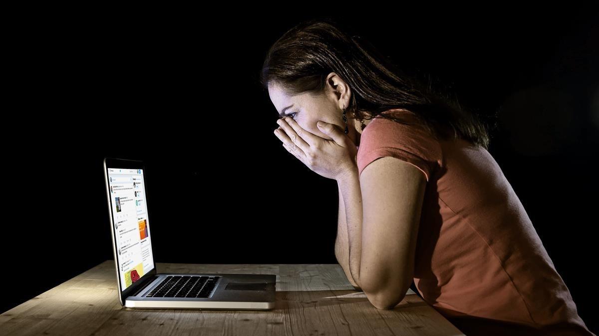 bullybustersmx's tweet photo. En México, uno de cada cinco usuarios de 12 a 29 años ha vivido algún tipo de acoso por internet 📱🌐¿Sabes qué hacer si eres victima de ciberacoso? 👨🏻‍💻 https://t.co/VKB36vBiv2 https://t.co/ONOdeTsoFw