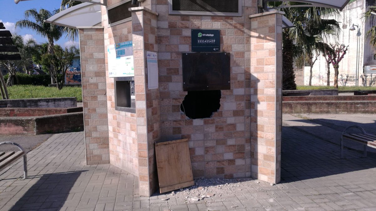 Dome_Imperatore's tweet photo. Atti #vandalici e #furti reiterati a 10 case dell'acqua nel #vesuviano. Malvivente inchiodato dalle telecamere e #denunciato, ma continua ad agire indisturbato. L’#appello di #Acquatec alle Istituzioni, alle Forze dell’Ordine e alla Magistratura ad intervenire il prima possibile! https://t.co/YbUcOL7IpG