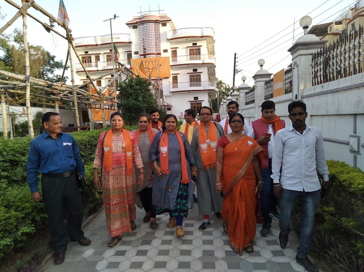 ArikGandhi's tweet photo. વારાણસી લોકસભાના ઉમેદવાર શ્રી નરેન્દ્ર ભાઈ મોદીના પ્રચાર પ્રસંગે નવસારી જિલ્લા માંથી ગયેલ હોદેદારશ્રીઓ જેમાં નવસારી જિલ્લા પંચાયત પ્રમુખ શ્રીમતી અમિતાબેન પટેલ,ચેતનાબેન દેસાઈ (દેગામ),સુમિત્રાબેન પટેલ,દિપ્તીબેન શાહ એ વારાણસી ખાતે નરેન્દ્રભાઇ મોદીનો #DorToDor પ્રચાર કર્યો.#NamoAgain https://t.co/IU3BmLWJ8u