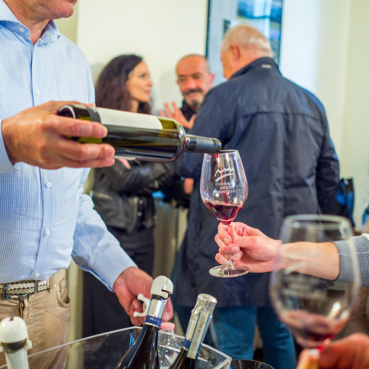 Questi sono solo quattro dei tanti brindisi di questo Asolo Wine Tasting 2019. Un grazie ai soci produttori, ai partecipanti e a chiunque ha reso vivace e colorata questa giornata #asolo #asolomontello #asolowinetasting #asoloprosecco