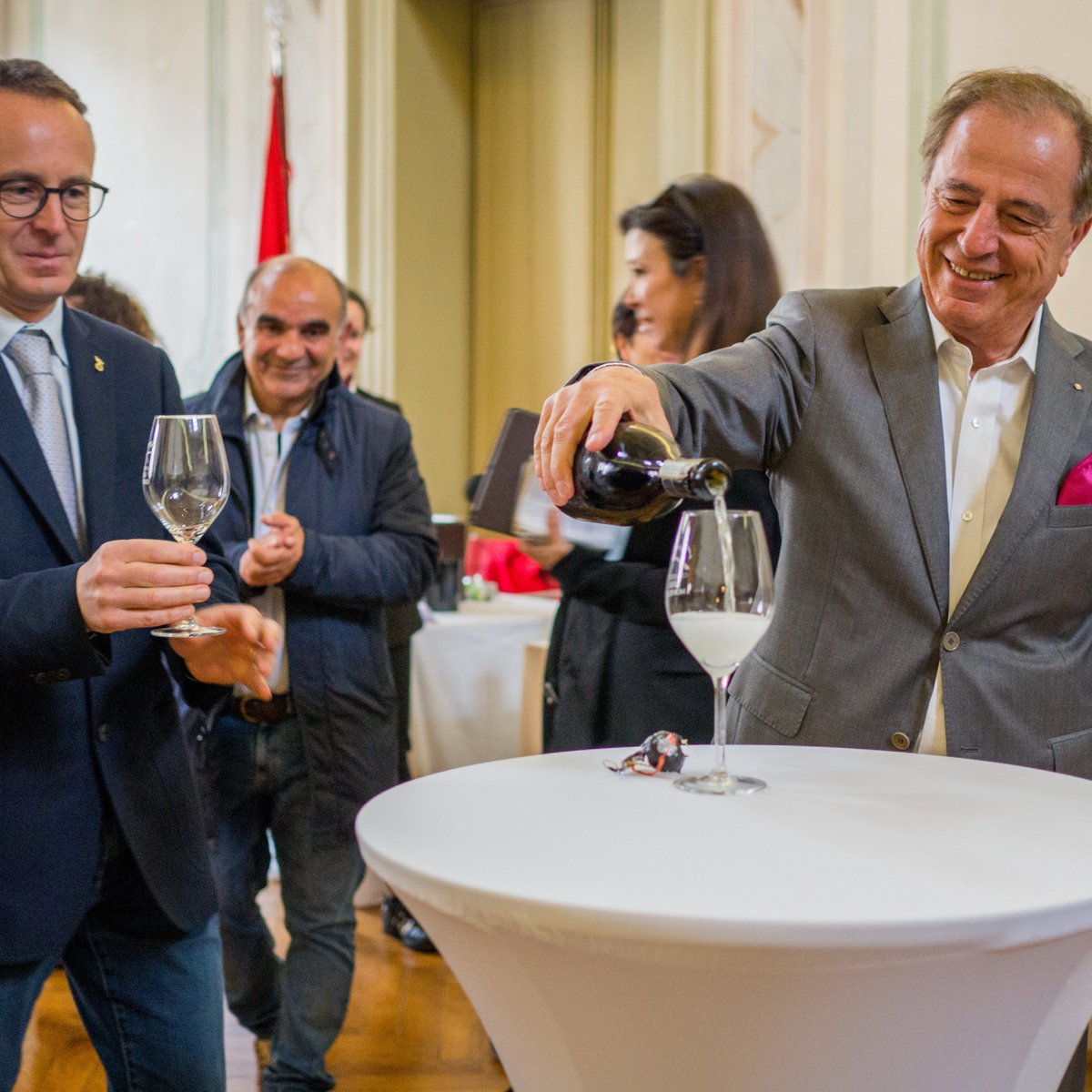 AsoloProsecco's tweet photo. Questi sono solo quattro dei tanti brindisi di questo Asolo Wine Tasting 2019. Un grazie ai soci produttori, ai partecipanti e a chiunque ha reso vivace e colorata questa giornata #asolo #asolomontello #asolowinetasting #asoloprosecco https://t.co/n2hV7hUHLO