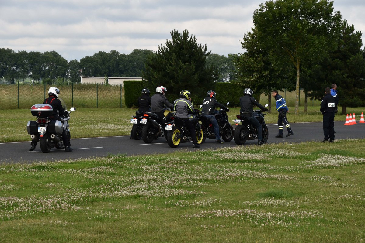 Prefet77's tweet photo. 📅Conducteurs de 2 roues motorisés 🏍️ venez participer les 29/05 et 12/06 à @CentaureIDF à des ateliers "reprise de guidon" encadrés par la @PoliceNat77 et #GGD77. Des ateliers de 1ers secours animés par @Sdis77 vous seront proposés #SecuriteRoutière77 👉https://t.co/aOnyoEGPvh https://t.co/Vd4VNxy759
